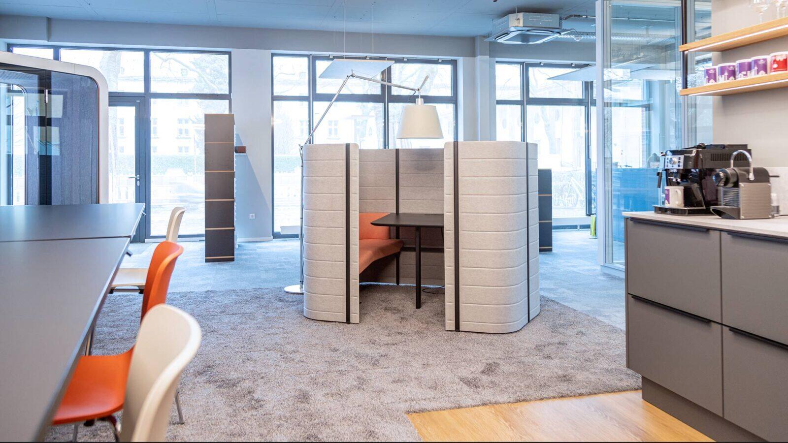 Vitra Workbay für zurückgezogenes Arbeiten oder informelle Besprechungen