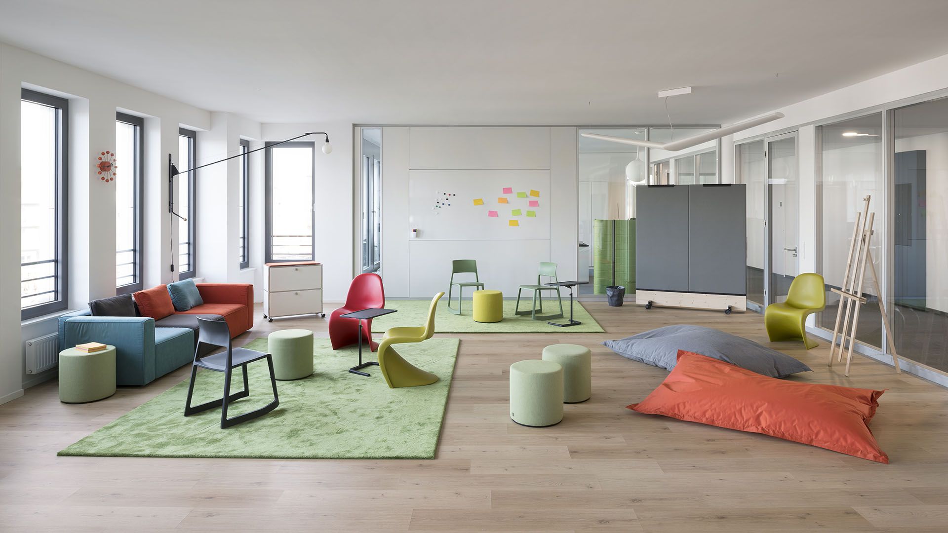 Das Designlabor mit Vitra Möbeln ist ein flexibel nutzbarer Raum um mit Teams Ideen agil zu entwickeln