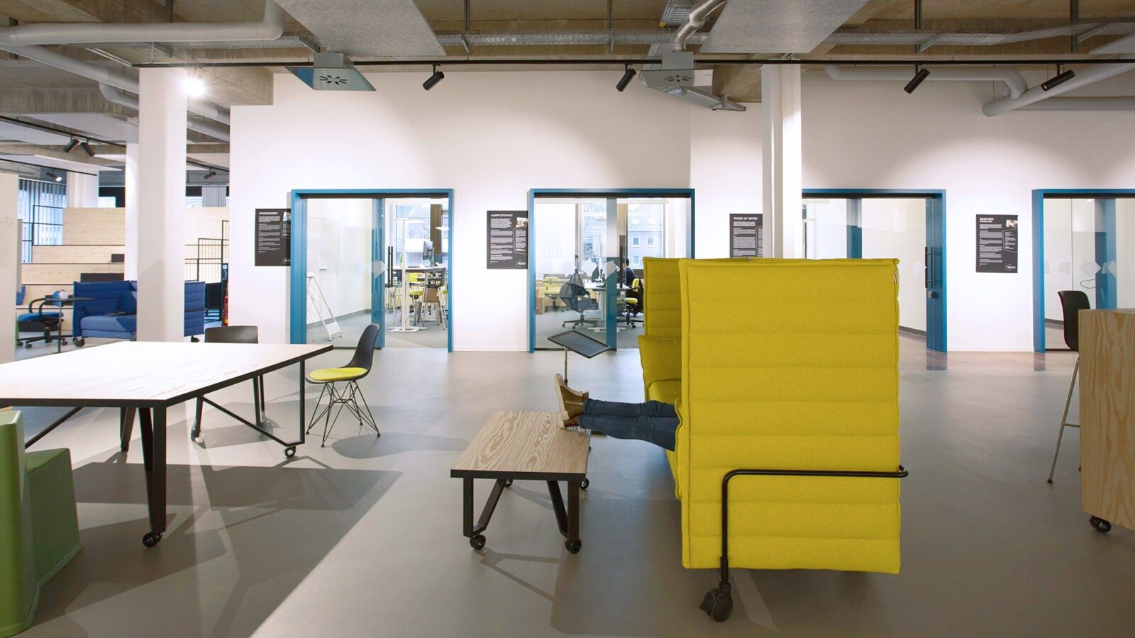 projekt k Referenzprojekt REACH Start-up Center Münster Open Space mit Vitra Alcove Sofa