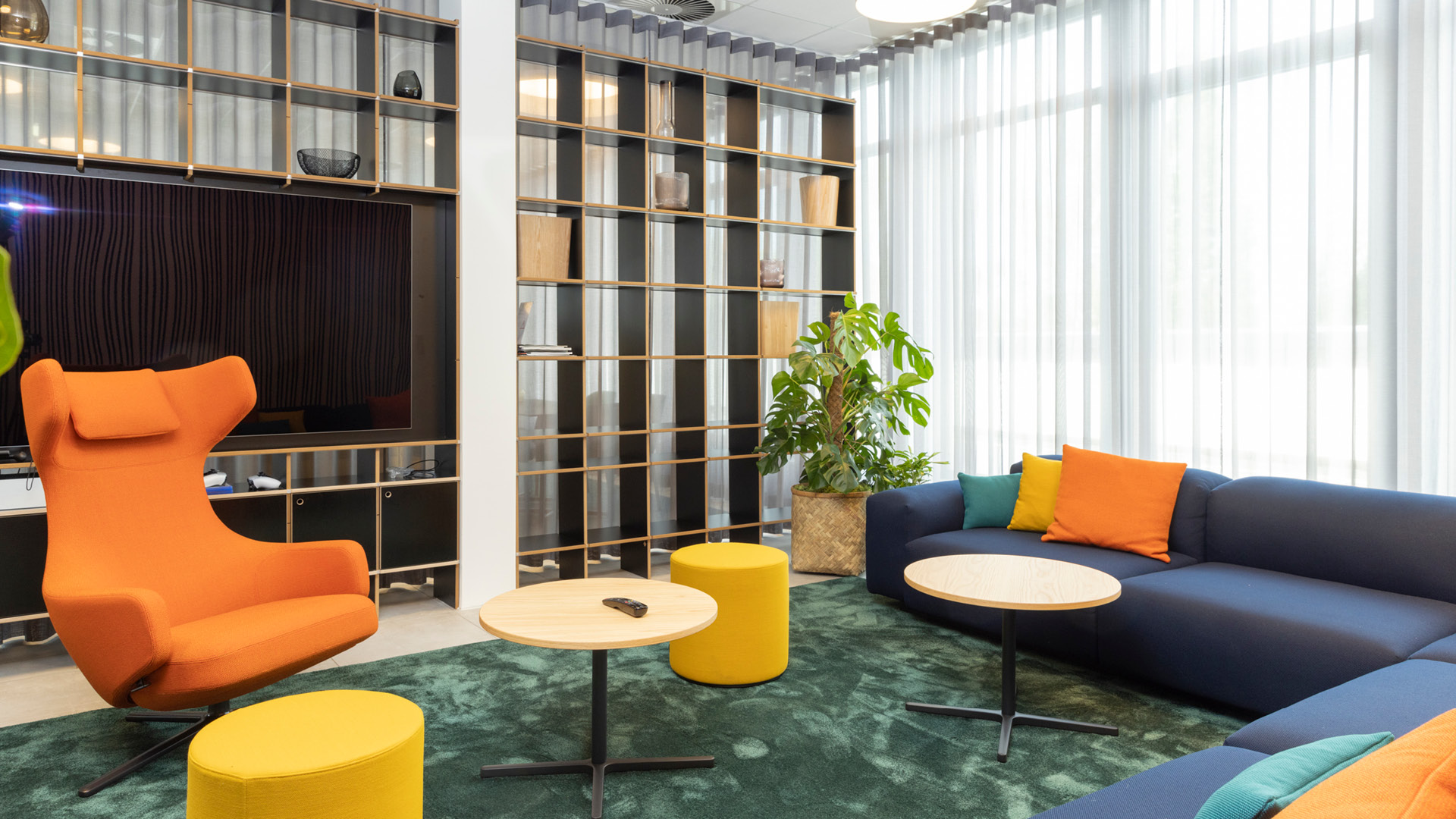 projekt k Referenz Markilux Lounge für Kundengespräche mit Vitra Sofa unf Sessel in orange