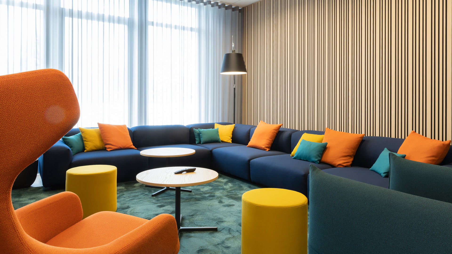 projekt k Referenz Markilux Lounge für Kundengespräche mit Vitra Sofa und Sessel