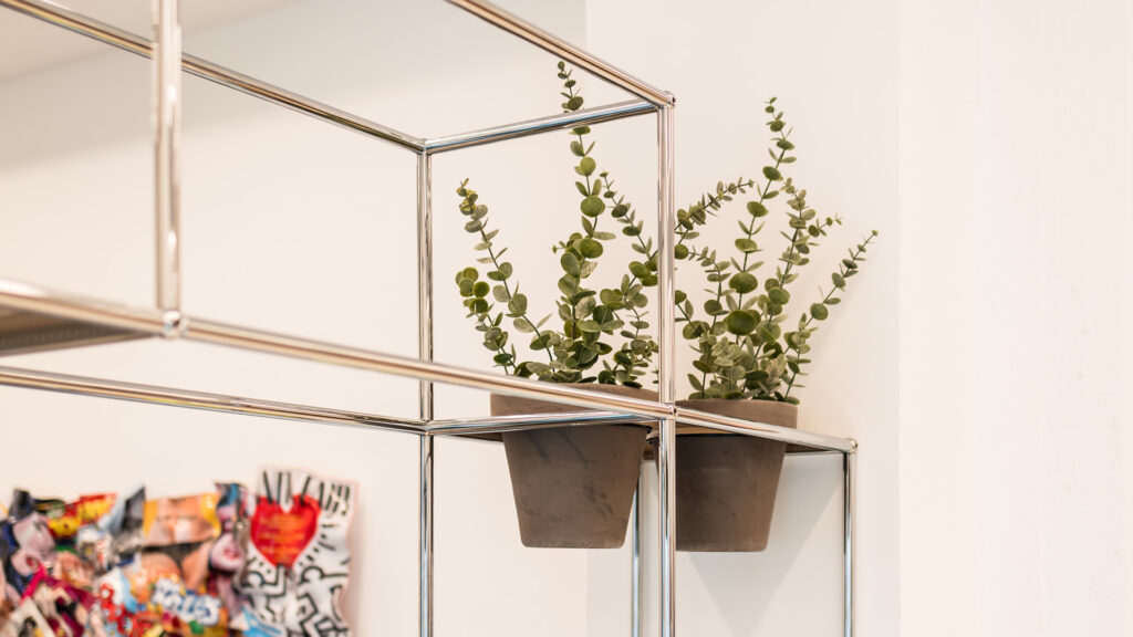 USM Haller Regalsystem mit integrierten Pflanzen im Referenzprojekt Heimathafen Immobilien in Münster, als filigrane Zonierung und gestalterisches Element in der offenen Bürostruktur.