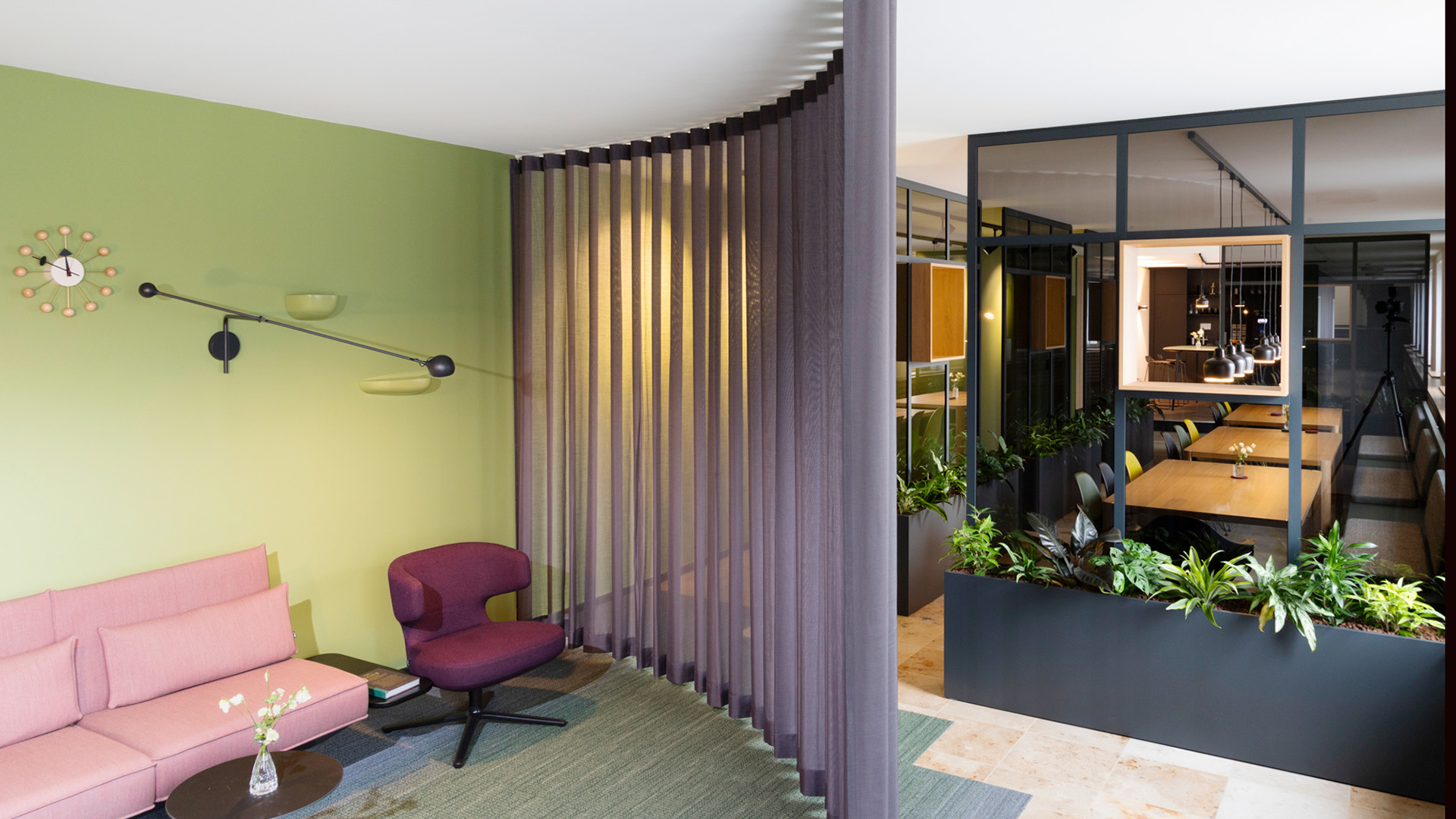 Büro mit grüner Wand und lila Couch, Referenzprojekt von projekt k in Münster, Lounge bei RATIO Unternehmensgruppe.