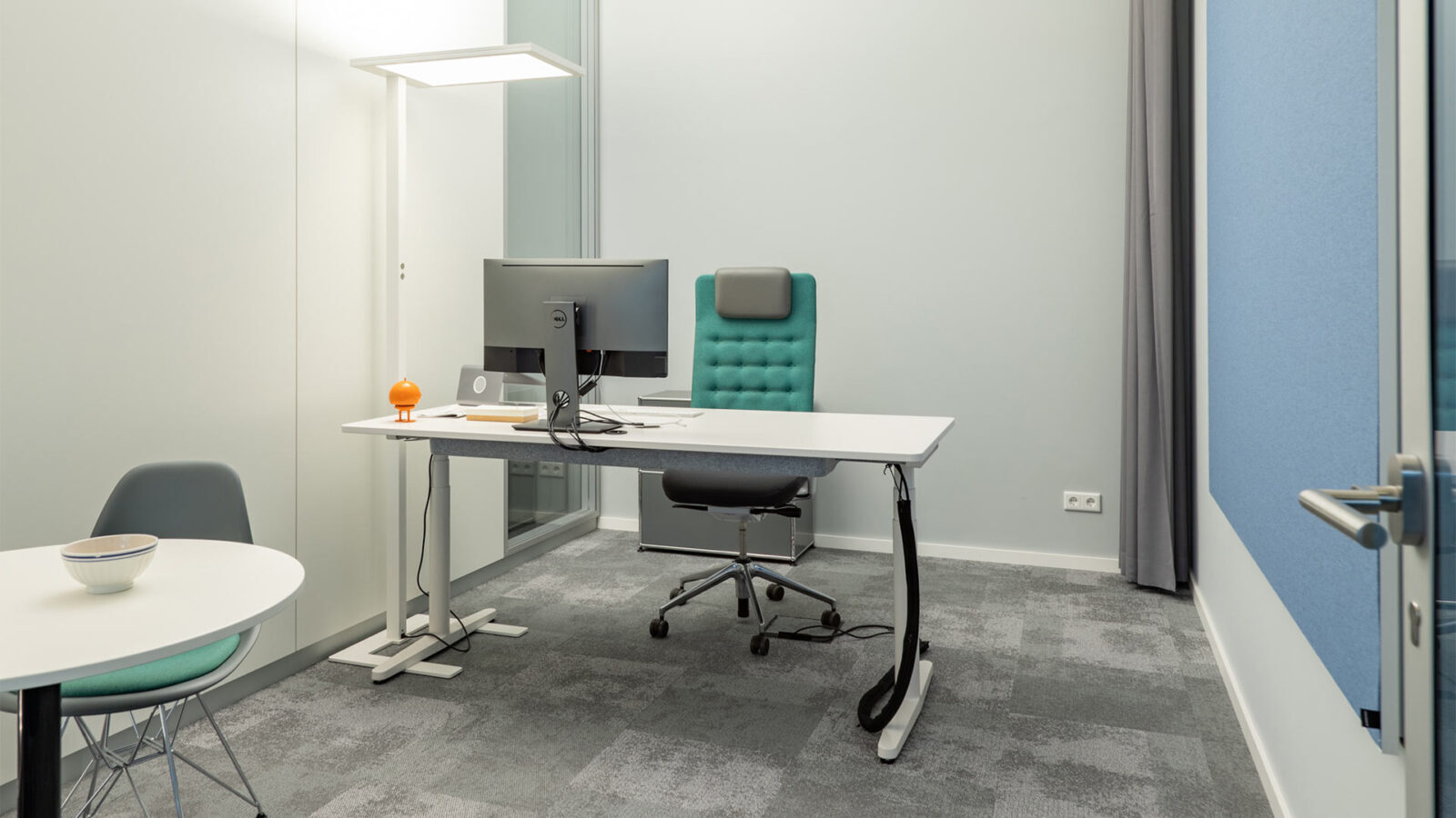 Einzelbüro mit elektrisch höhenverstellbaren Schreibtisch und Akustik-Wandelement