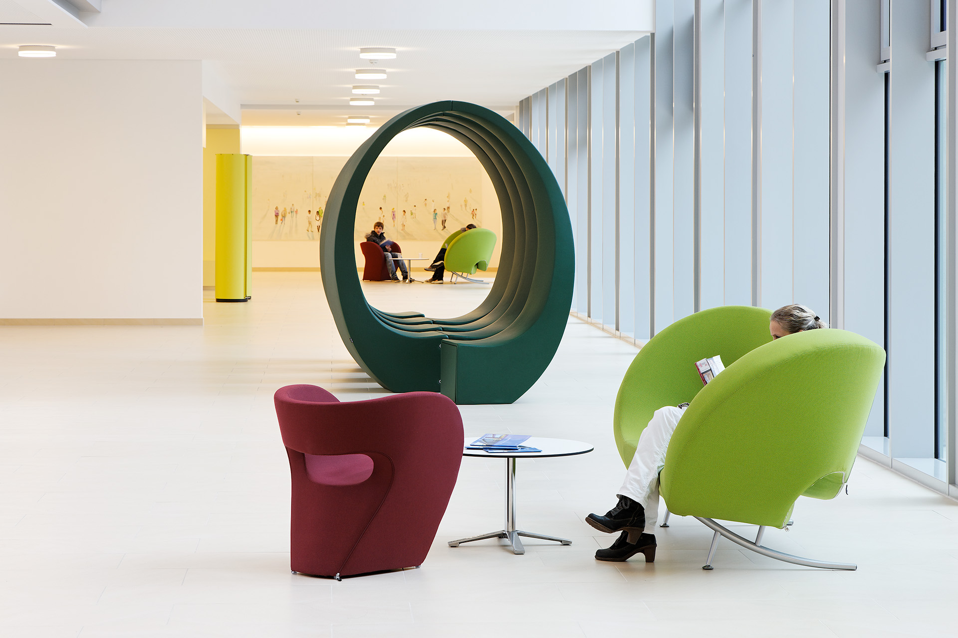 Eingangsbereich einer Klinik mit skulpturaler Sitzgruppe