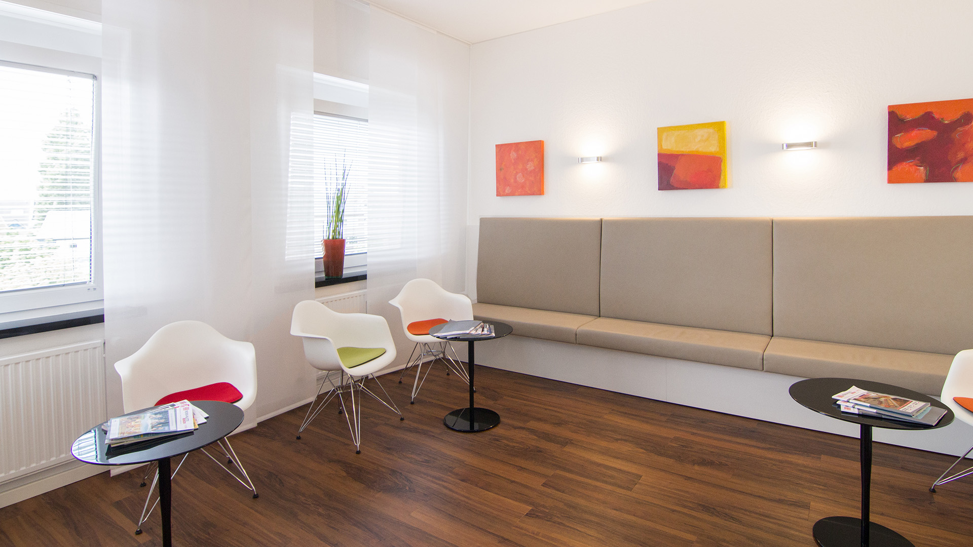 Dermatologische Praxis Münster Einrichtungskonzept Wartezimmer Vitra Eames
