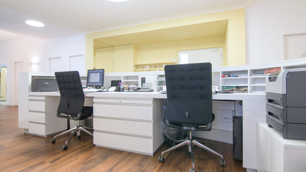 Dermatologische Praxis Münster Einrichtungskonzept Empfangstheke Funktionalität