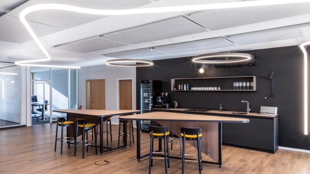 Ein Büro mit einer Bar und einer Küche - Innenausbau Küche Büro.