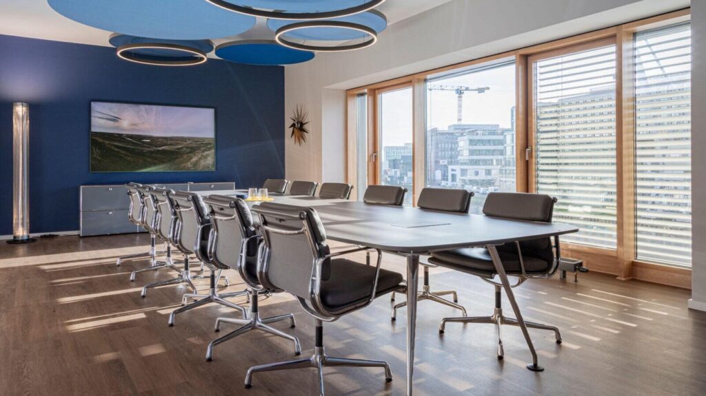 Ein Konferenzraum mit blauen Kreisen, die von der Decke hängen.