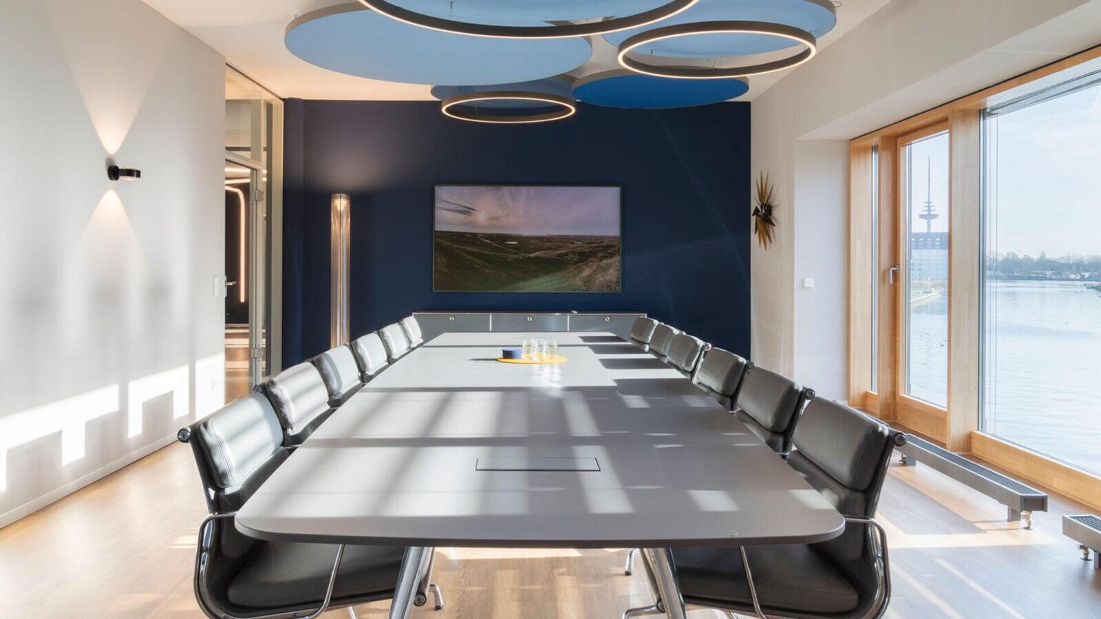 Vitra Konferenztisch und Eames Alu Chairs mit Akustikelementen